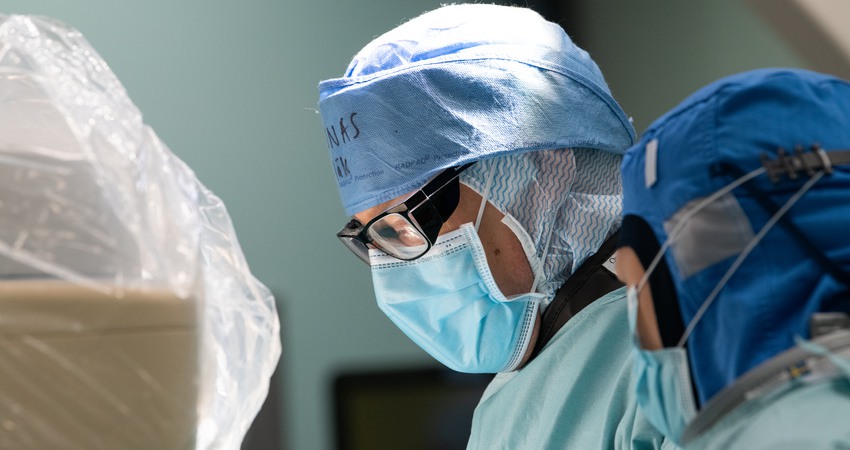Två läkare opererar inom Kardiologi