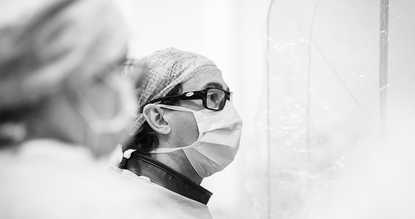 läkare med munskydd studerar en skärm