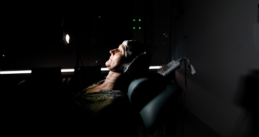 patient ligger på säng och genomgår neurologisk undersökning, såkallad EEG