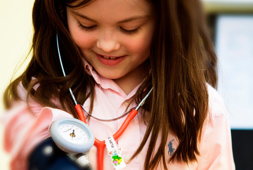 Barn med stetoskop