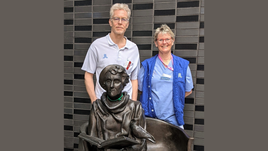 Henrik Arnell och Christina Wahlstedt står vid en bronsstaty som föreställer Astrid Lindgren