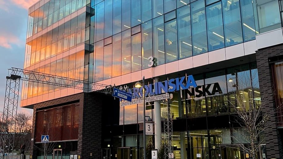 Fasadbild på sjukhuset i Solna i varmt kvällsljus