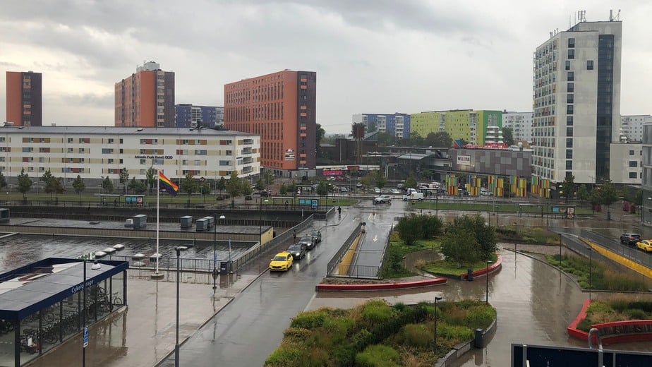 Prideflaggan vaggar i regnet utanför Huddinge sjukhus.