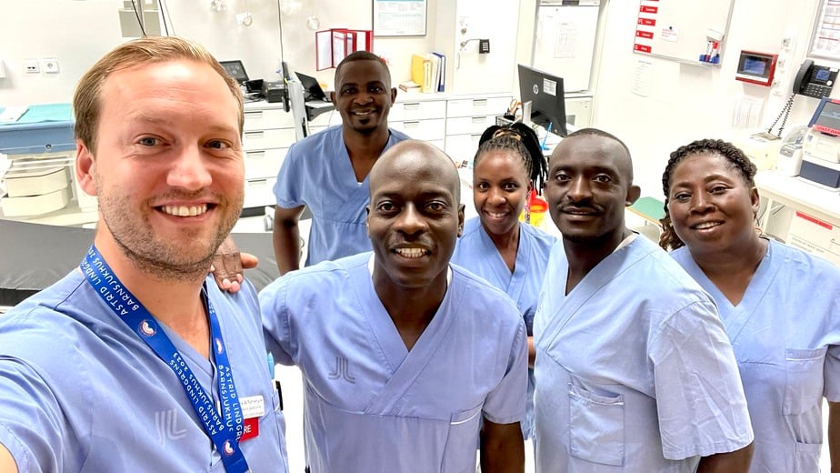 selfie-bild med en svensk läkare och fem ugandiska läkare