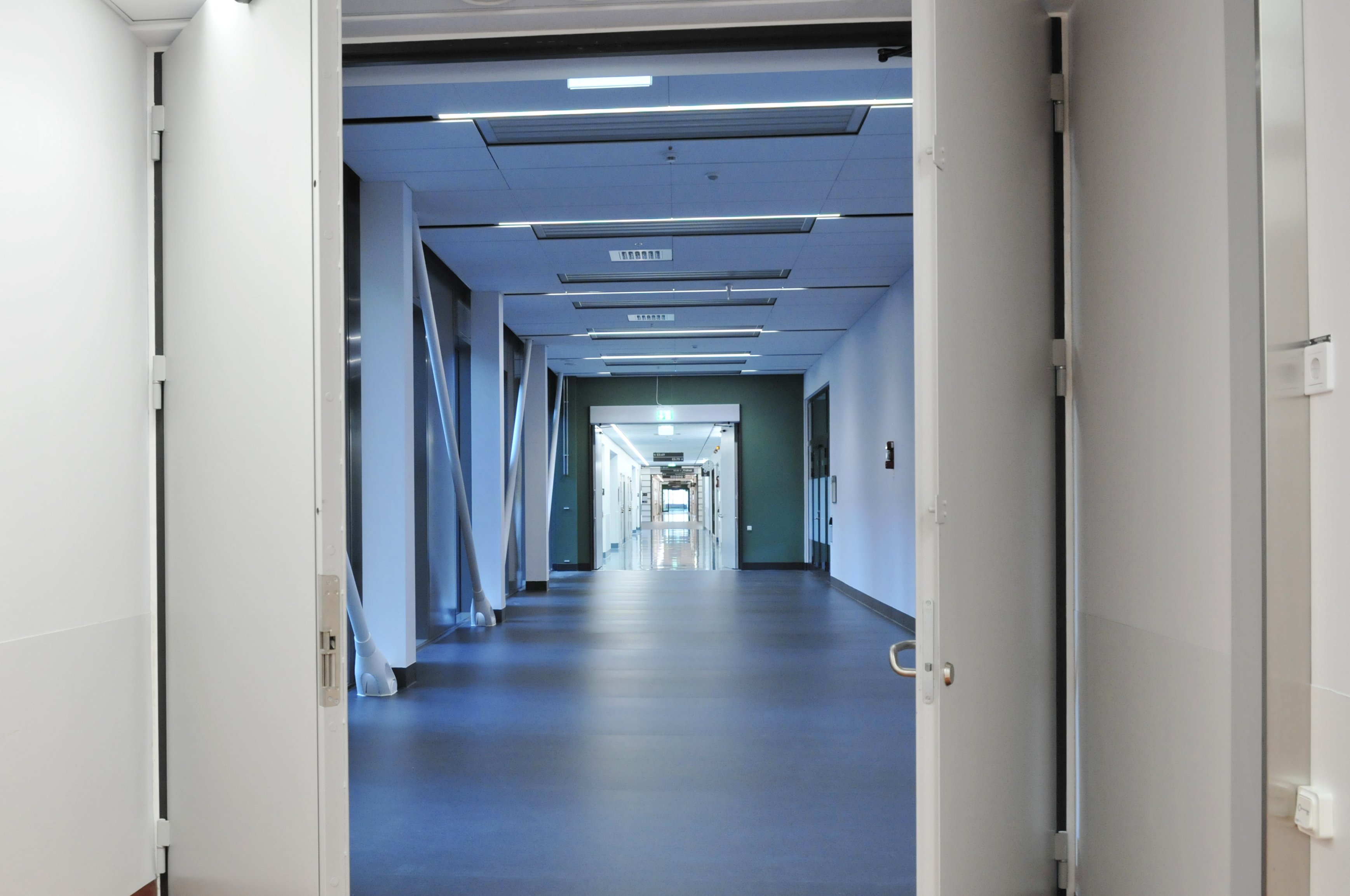vy av korridor längs hela sjukhuset