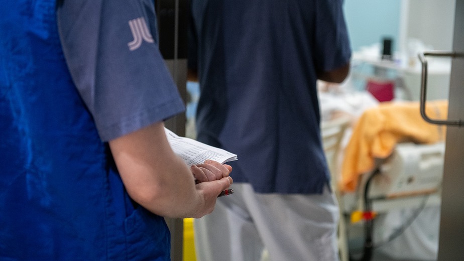 Vårdpersonal är påväg in till ett rum