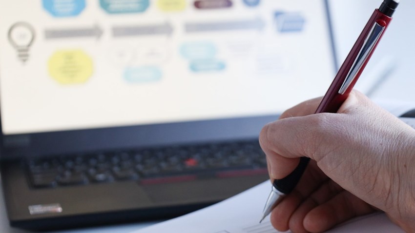 Arbete med GCP och kliniska prövningar. Personer arbetar med datorer och papper.