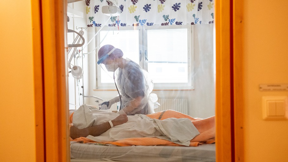 Sjuksköterska vårdar covid-patient.