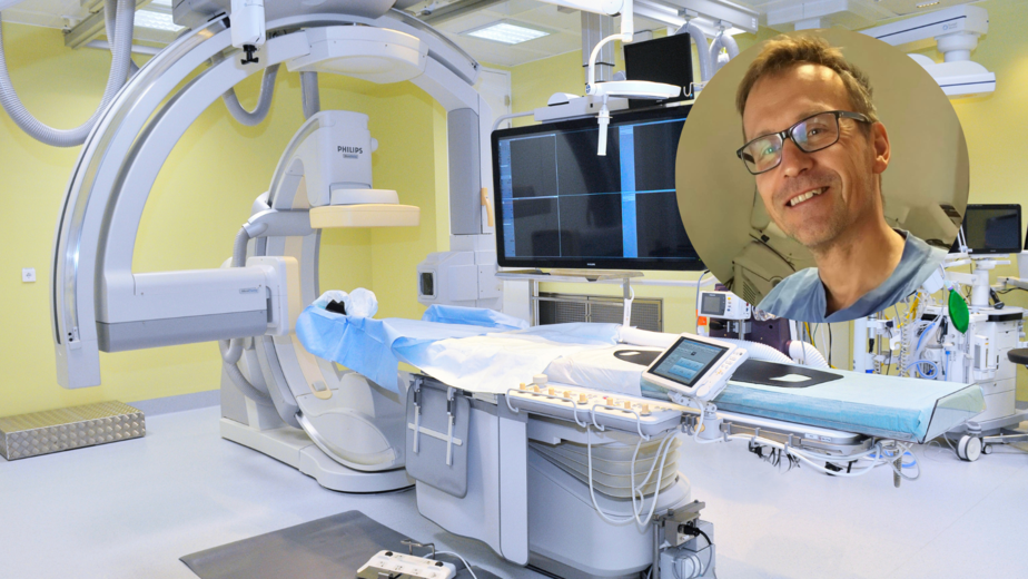 Jan Engström, metodansvarig läkare på enheten för angio och intervention i Solna infälld i ett runt foto i en behandlingssal.