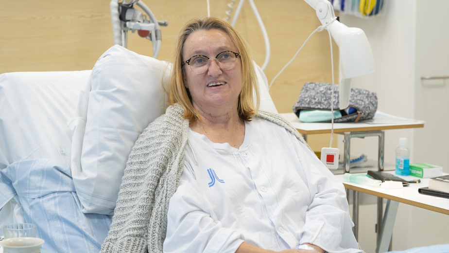 Eva Nygren i sjukhussängen dagen efter sin operation