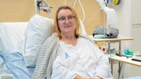 Eva Nygren i sjukhussängen dagen efter sin operation