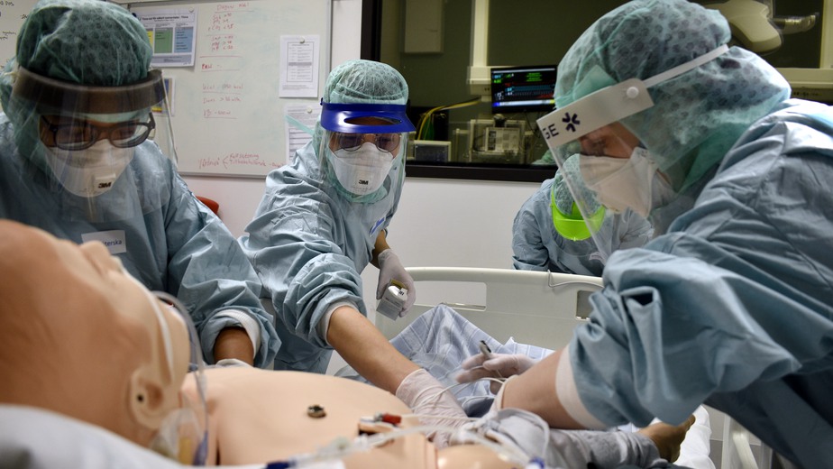 Bilden togs vid ett utbildningstillfälle då sjuksköterskor från andra avdelningar utbildade sig på KTC i Solna för att hjälpa till i intensivvården under coronaepidemien.