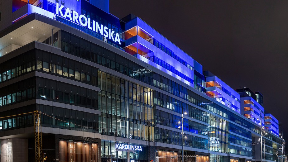 Karolinska Solna, upplyst i blått.