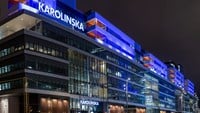 Karolinska Solna, upplyst i blått.