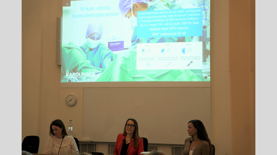 Helena Graflund och Lydia Graflund från Gynpodden sitter på varsin sida om Heidi Stensmyren, chef för Kvinnohälsa och Hälsoprofessioner på Karolinska Universitetssjukhuset.