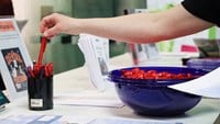 En hand tar en penna för att delta i quizet