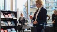 Annika Tibell klipper bandet inne i Medicinska biblioteket