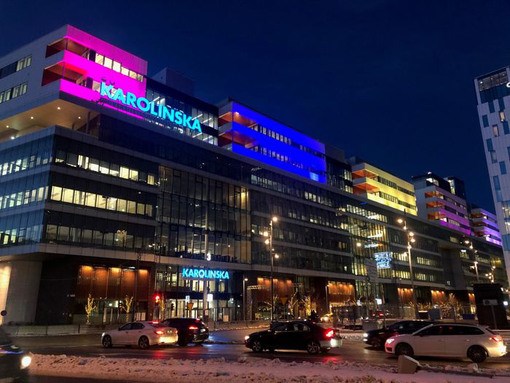 Karolinska i Solna upplyst i olika färger för att uppmärksamma sällsynta diagnoser.