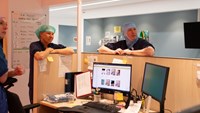 Christophe Pedroletti i samtal med medarbetare på Barn PMI i Huddinge.