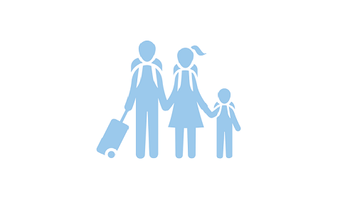 Två vuxna och ett barn med ryggsäck som håller hand och en resväska