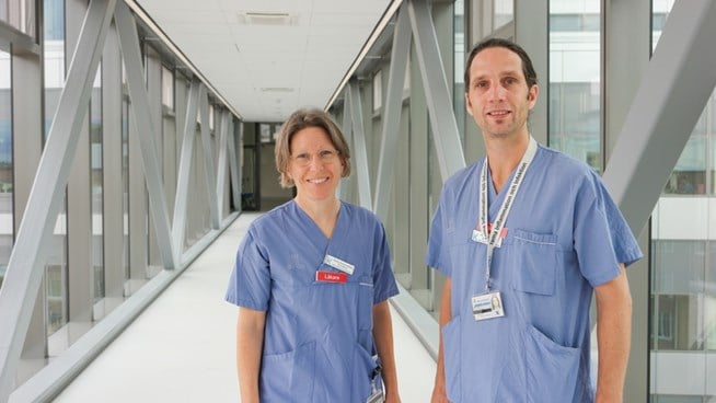 Helena Hervius och Pontus Naucler står bredvid varandra i skyway