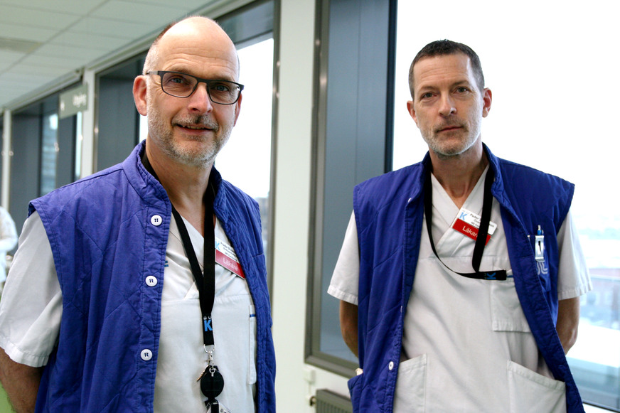 Porträtt av två vårdklädda män.