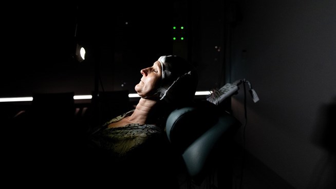 patient ligger på säng och genomgår neurologisk undersökning, såkallad EEG