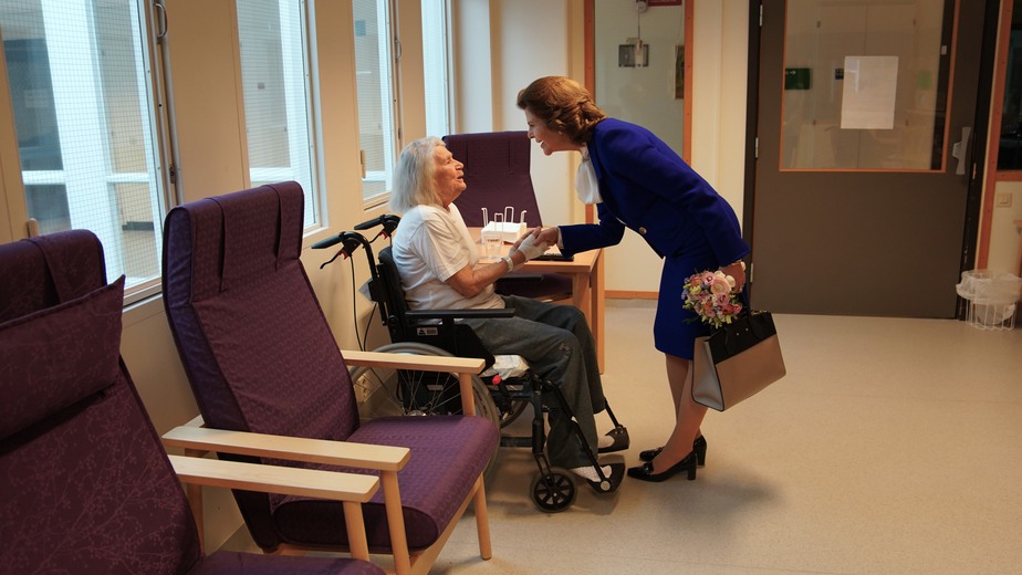 Drottning Silvia hälsar på patienten Solveig Nilsson.