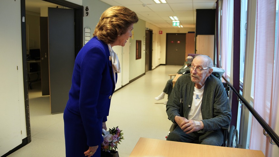 Drottning Silvia samtalar med patienten Crister Lindberg.