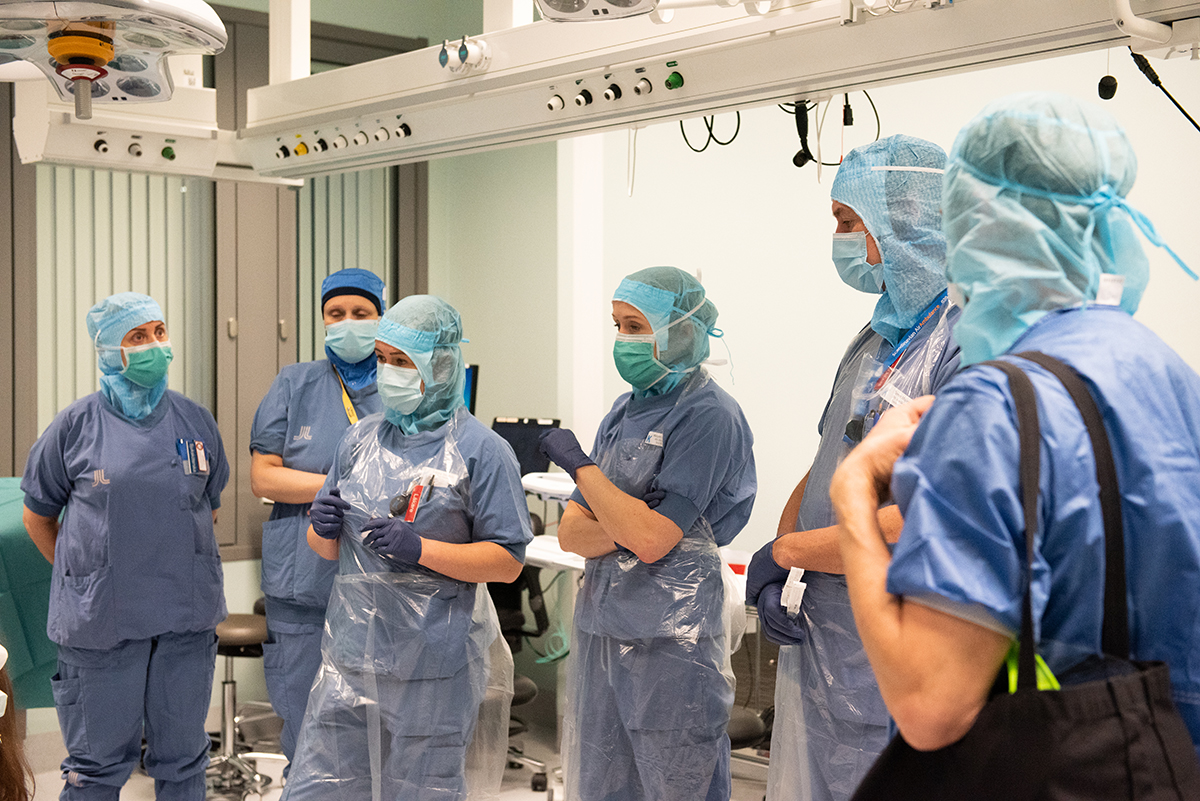Ett operationsteam står och diskuterar inför hjärnoperation