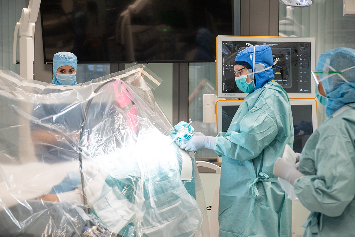 Tre neurokirurger förbereder inför hjärnoperation
