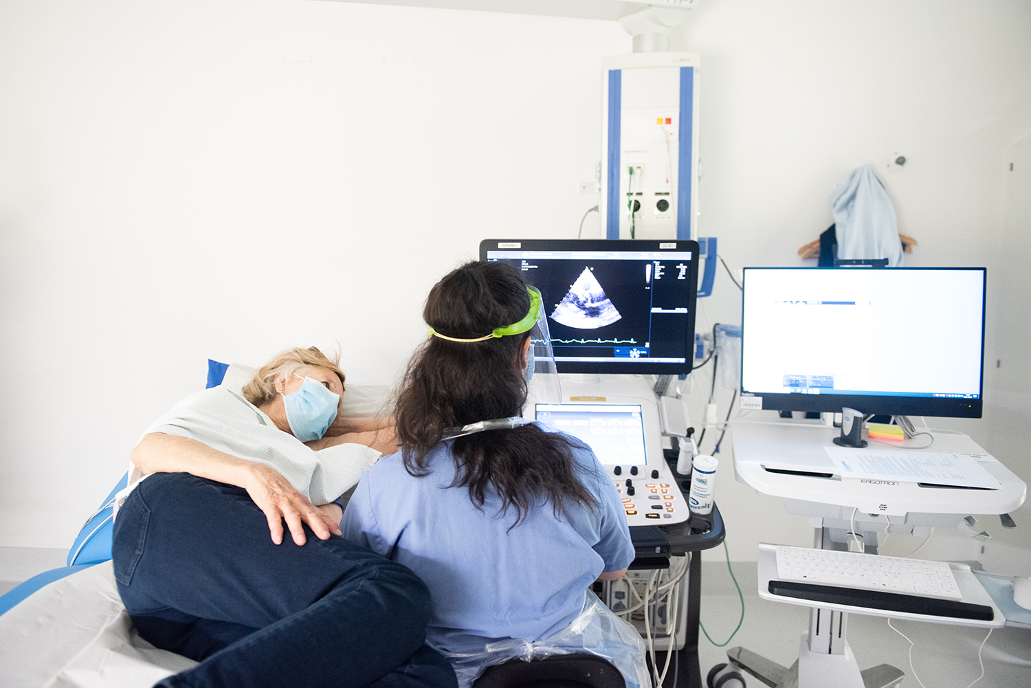 Patient gör ett ultraljud på hjärtat vilket visas på en skärm