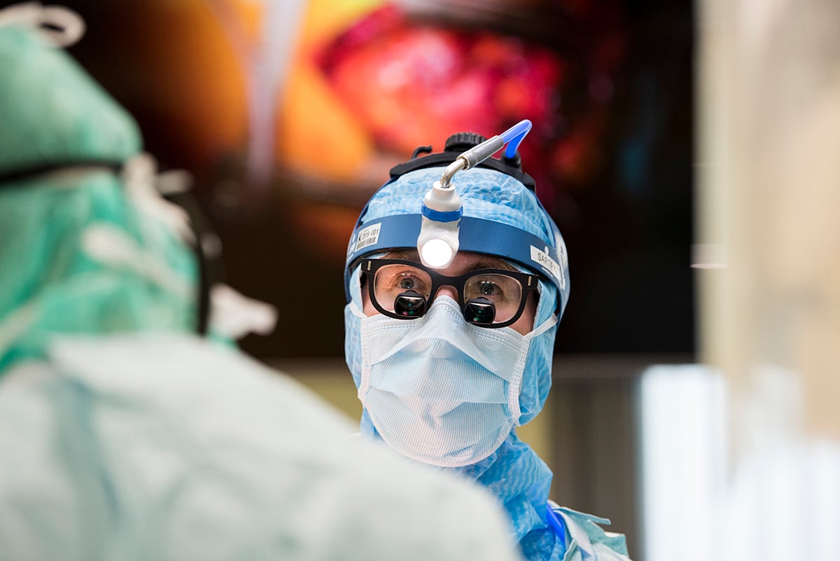 Bild av operationsklädd thoraxkirurg från axlarna och uppåt 