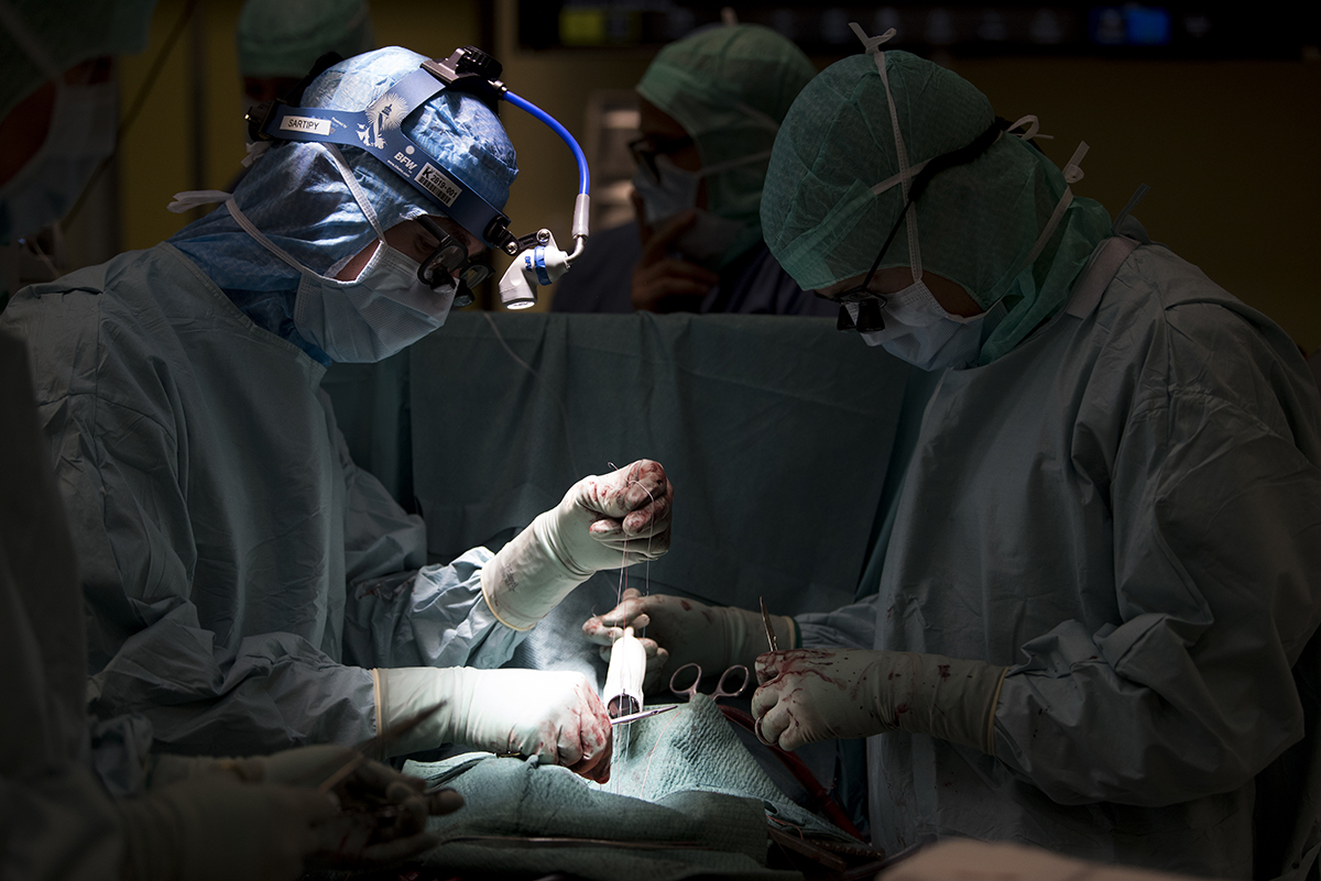 Två thoraxkirurger under en pågående operation