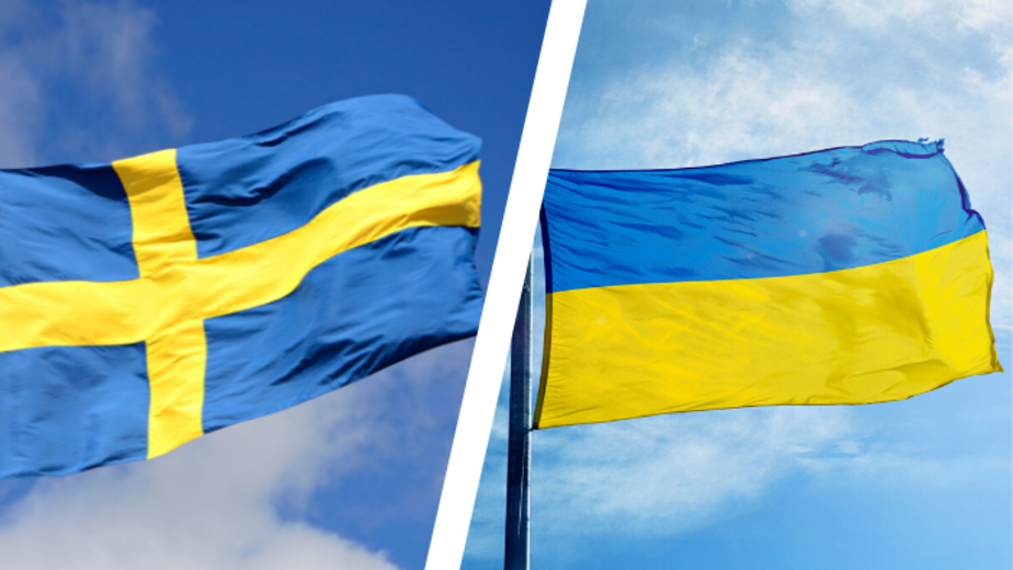 Svenska flaggan vajar i luften intill den ukrainska flaggan