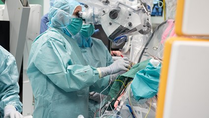 U uni chuqur urib, ichkariga kirdi