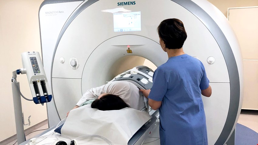 Patient ligger i en magnetröntgenkamera
