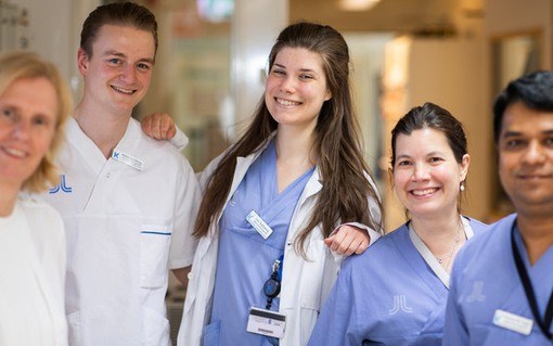 Porträtt på en grupp i laboratoriemiljö