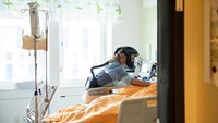 medarbetare i skyddskläder