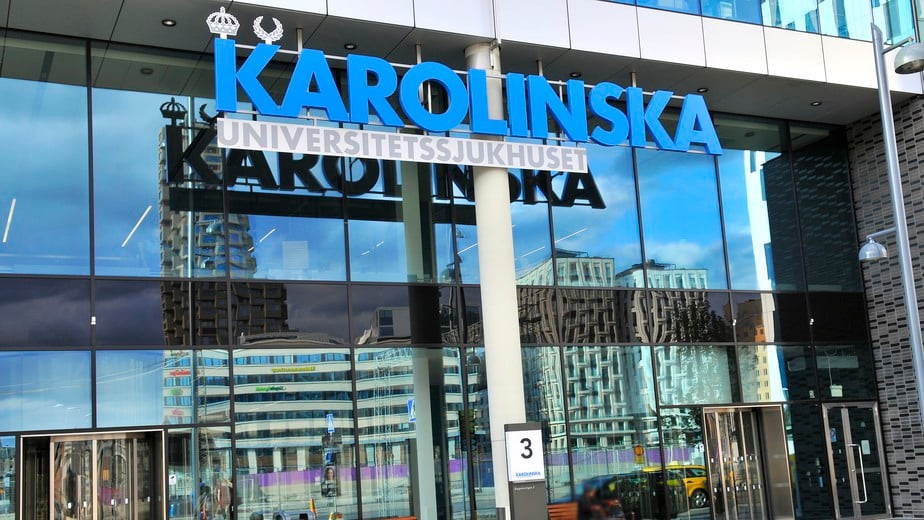 Huvudentrén till Karolinska universitetssjukhuset i Solna