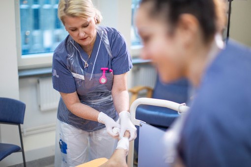 Ett team vårdar en patient med fotskada