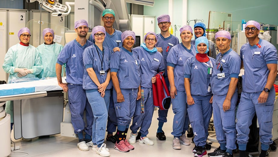 Gruppfoto på personal i blåa sjukhuskläder