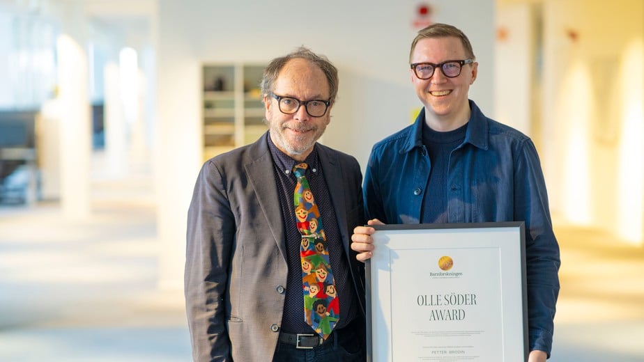 olle och petter ser glada ut och petter håller en tavelram med diplom som lyder olle söder award