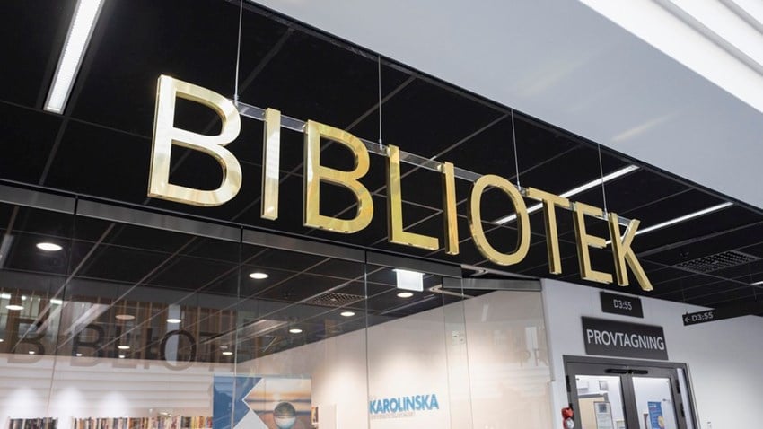 Skylt där det står bibliotek