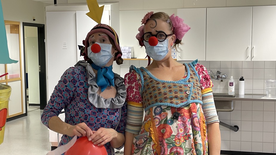 Clownerna från Clownmedicin hälsar på vaccinationsmottagningen i Huddinge.