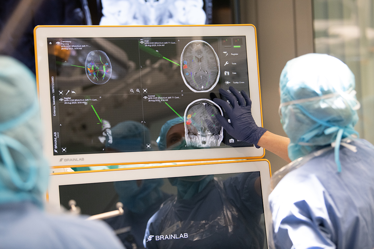 Stor monitor visar röntgenbilder av hjärnan under pågående hjärnoperation