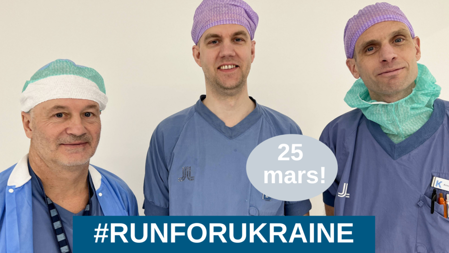 Tre vårdklädda män och texten #runforukraine.