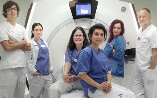 Bilden föreställer vårdpersonal framför en magnetkamera