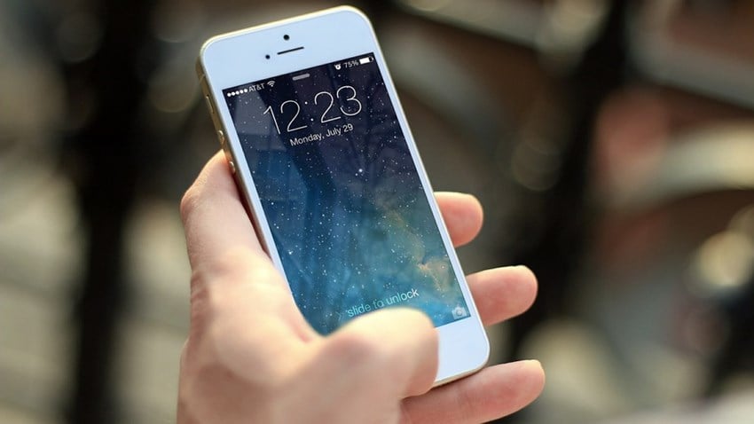 Mobiltelefon i hand