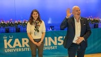 två personer vinkar